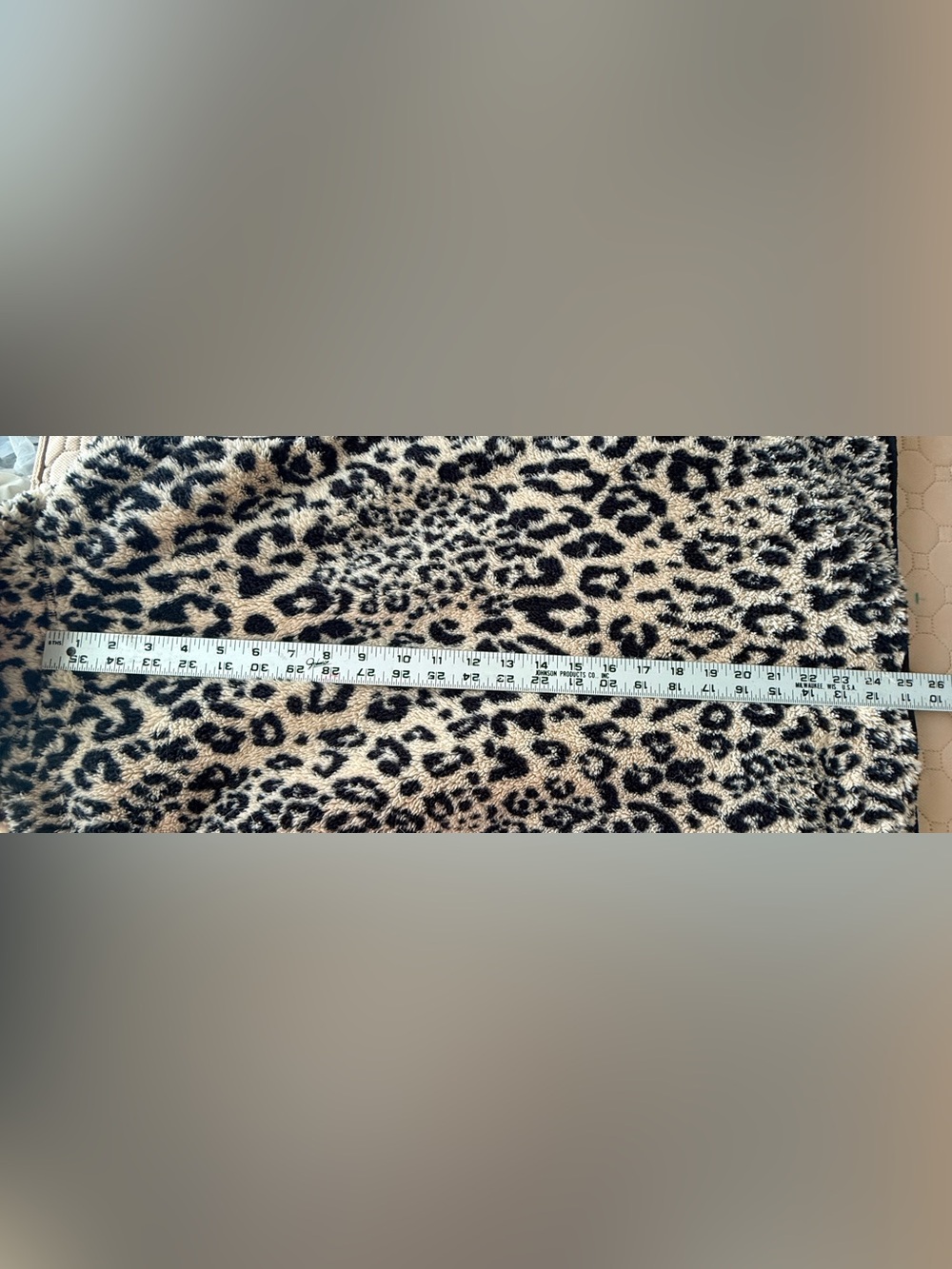 Chaps Fleece Leopard
Print Full Zip Vest EUC
W/ pockets sz Med - Picture 9 of 10